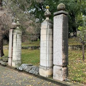 Pares de pilares antigos em mármore e pedra